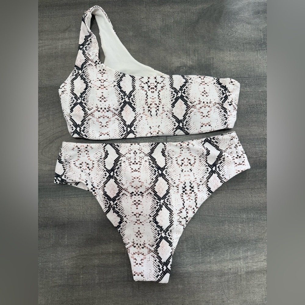 Chic One-Shoulder Snakeskin Bikini Set